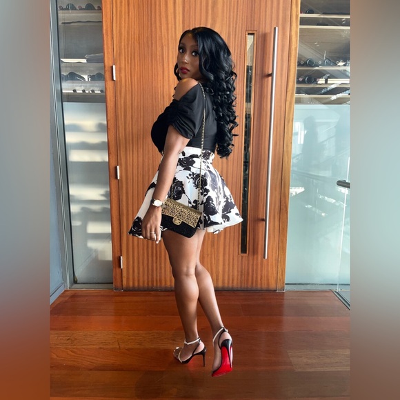 💁🏾‍♀️MEET YOUR POSHER: RACHEL!!! :)💁🏾‍♀️ - Picture 3 of 17